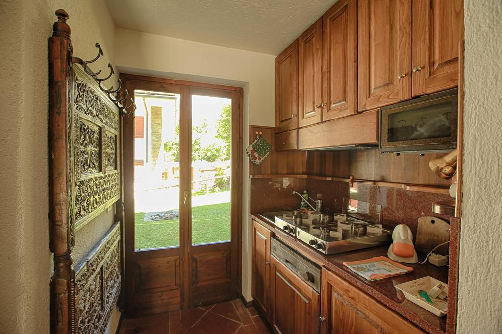Altido Charming Apartments With Mountain Views And Green Backyard In Verrand Room photo