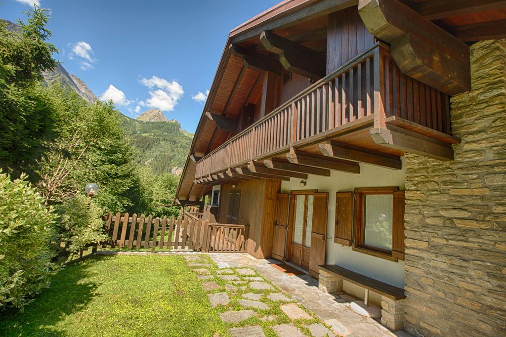 Altido Charming Apartments With Mountain Views And Green Backyard In Verrand Room photo